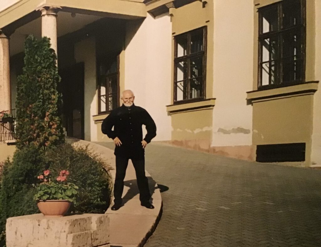 Der Künstler vor dem Schloß Bezerédj-Eszerházy, in Ménföcsanak, Ungarn. Foto: Karin Billanitsch